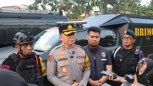 Kapolres Tangsel AKBP Victor D H Inkiriwang memberikan penjelasan terkait teror bom di dua sekolah internasional