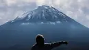 Turis melihat Gunung Fuji dari Fujikawaguchiko, Prefektur Yamanashi (1/11). Gunung Fuji terakhir kali meletus pada tahun 1707–1708. (AFP Photo/Behrouz Mehri)