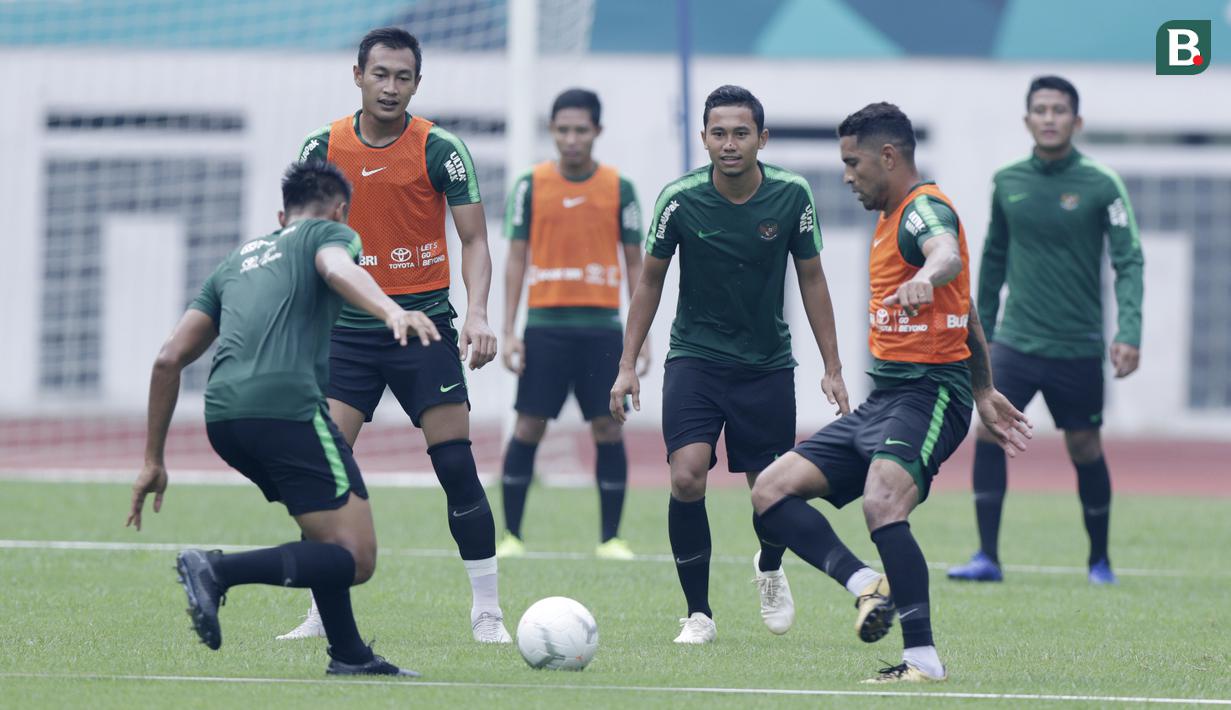Pemain Indonesia melakukan sesi latihan di Stadion Wibawa Mukti, Jawa Barat, Jumat (02/11/2018). Latihan tersebut dalam rangka persiapan jelang laga Piala AFF 2018.  (Bola.com/M Iqbal Ichsan)