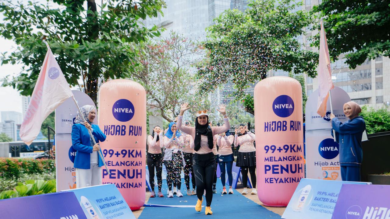 Saat 9 Pelari Berlari Estafet 99+9 KM demi Perempuan Petani di NTB Jelang NIVEA Hijab Run 2025