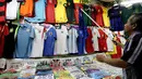Seorang pedagang kaos tim peserta Piala Dunia 2014 menjajakan dagangannya di Pasar Baru, Jakarta, Rabu (11/6/14). (Liputan6.com/Faizal Fanani)