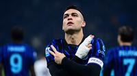 Tiga menit usai turun minum atau pada menit ke-48, Lautaro Martinez berhasil menambah keunggulan untuk Inter Milan lewat aksinya memanfaatkan umpan sepak pojok dari Calhanoglu. Tampak dalam foto, penyerang Inter Milan asal Argentina, Lautaro Martinez melakukan selebrasi usai mencetak gol untuk I Nerazzurri dalam pertandingan pekan ke-17 Serie A Italia melawan Bologna di Stadion San Siro, Milan, Minggu (4/1/2026) waktu setempat atau Senin (5/1/2026) dini hari WIB. (Piero CRUCIATTI/AFP)