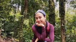 Sebelumnya, wanita kelahiran 1990 ini memang punya hobi travelling dan hiking. Ia pernah membagikan momen saat mendaki Gunung Kencana. Gayanya pun tetap keren abis! (Liputan6.com/IG/@sherinasinna)