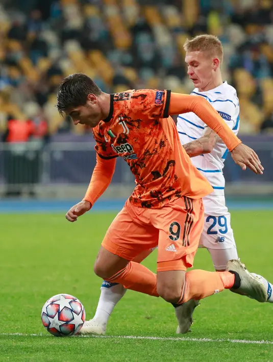 Penyerang Juventus, Alvaro Morata berebut bola dengan gelandang  Dynamo Kiev, Vitaliy Buyalskyi pada laga pembuka penyisihan Grup G Liga Champions di Stadion NSK Olimpiyskiy, Rabu (21/10/2020) dinihari WIB. Tak bisa  diperkuat Cristiano Ronaldo, Juventus menang 2-0 atas tuan rumah Dynamo Kiev. (Vale