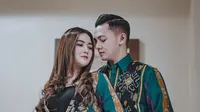 Nella Kharisma dan Dory Harsa makin kompak dengan baju kembar. (Sumber: Instagram/@nellakharisma)