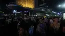 Puluhan ribu warga mulai berdatangan sejak Rabu (31/12/2025) sore hari untuk menanti momen pergantian tahun. Tampak dalam foto, suasana kepadatan warga yang akan menikmati malam pergantian tahun di kawasan Bundaran Hotel Indonesia, Jakarta, Rabu (31/12/2025). (Kapanlagi.com/Budy Santoso)