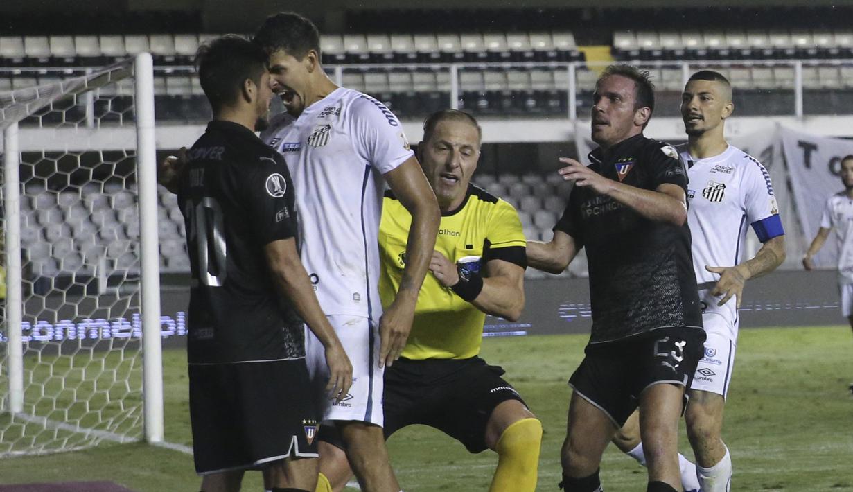 Wasit dibantu pemain lainnya harus segera melerai pemain yang melakukan kontak fisik akibat dari adu mulut agar  tak merugikan kedua tim. (Foto: AP/Pool/Amanda Perobelli)