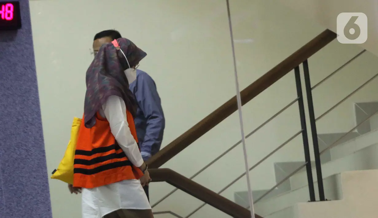 Bupati Probolinggo, Puput Tantriana Sari usai menjalani pemeriksaan di Gedung KPK Jakarta, Selasa (7/9/2021). Sebelumnya, Puput bersama suaminya, Hasan Aminuddin terkena OTT KPK, Senin (30/8) lalu terkait dugaan suap seleksi jabatan di Pemkab Probolinggo tahun 2021. (Liputan6.com/Helmi Fithriansyah)