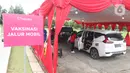 Antrean di pos pelayanan vaksinasi Covid-19 Drive Thru Halodoc Kedua di West One City, Cengkareng, Jakarta, Rabu (10/3/2021). Pos Layanan Vaksinasi Drive Thru kedua tersebut dapat mengakomodir 250 vaksinasi per hari dengan target perluasan hingga 1.000 per hari. (Liputan6.com/Angga Yuniar)