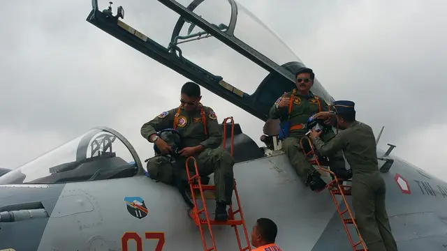 Panglima TNI Hadi Tjahjanto menaiki Pesawat Sukhoi TS-3007 di Halim Perdana Kusuma, Rabu (20/12/2017). (Liputan6.com/Nanda Perdana Putra)