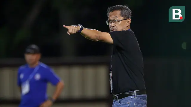 Foto: Gagalkan Penalti di Penghujung Laga, Ernando Ari Pastikan Persebaya Bungkam Arema FC di BRI Liga 1