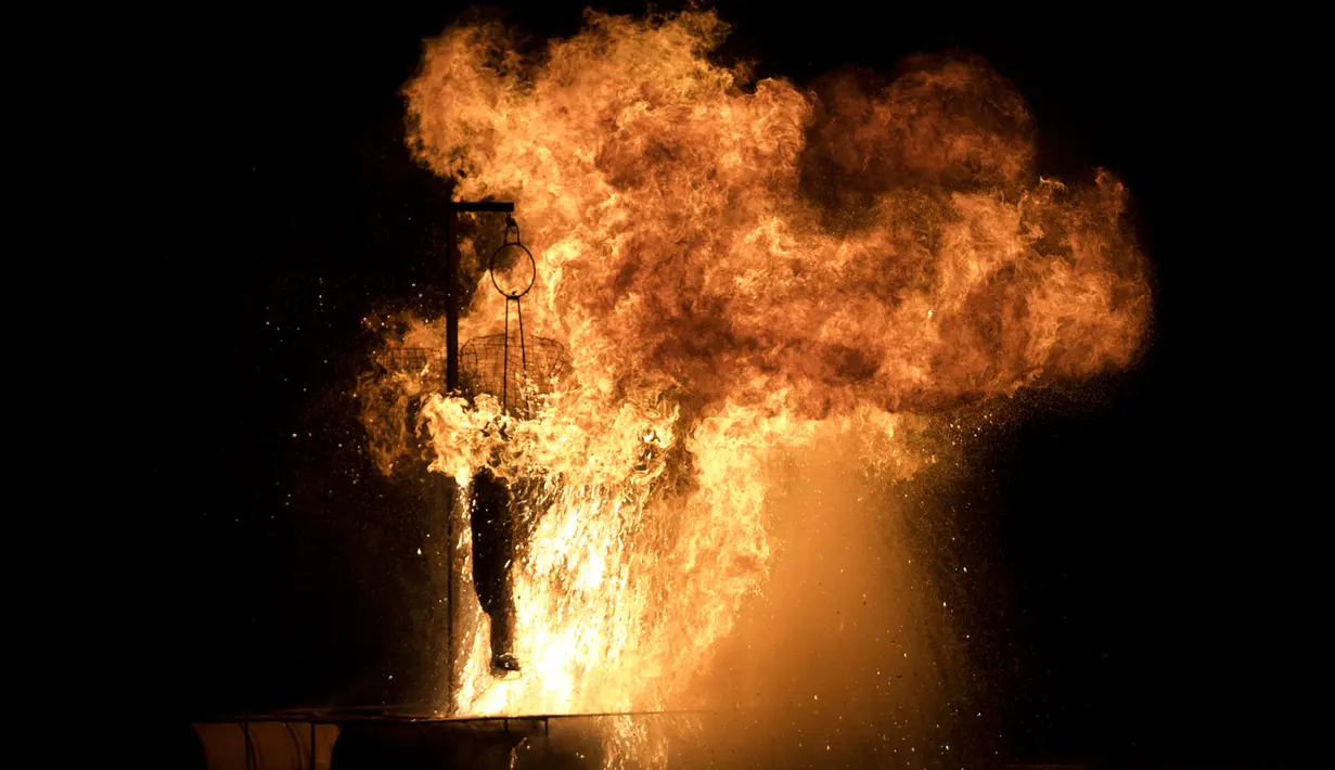 Sebuah patung Yudas dibakar saat perayaan tradisi Paskah kuno di semenanjung Peloponnese, Yunani (8/4). Warga setempat percaya bahwa Yudas mengkhianati Yesus Kristus dan berhak untuk dihukum. (AP/Petros Giannakouris)