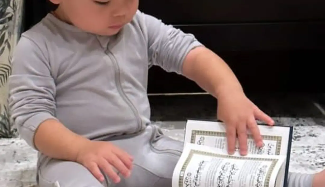 Nikita Willy belajar mengaji ditemani Baby Izz. [Foto: Instagram/nikitawillyofficial94]