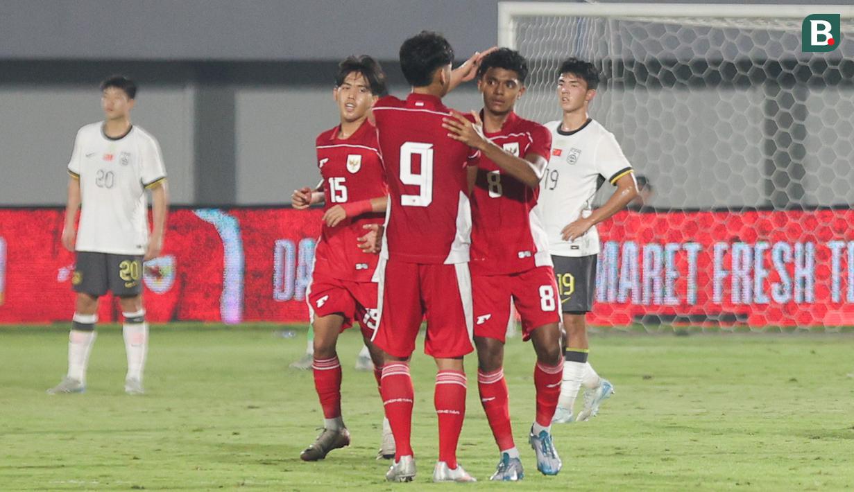 Selebrasi gol pemain Timnad Indonesia U-17, Chico Jericho usai mencetak gol ke gwang China U-17 dalam pertandingan uji coba internasional di Indomilk Arena, Tangerang, pada Rabu (11/2/2026) malam WIB. (Bola.com/Abdul Aziz)