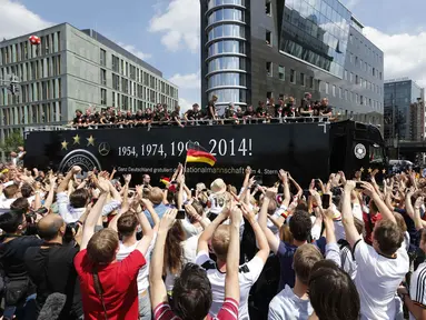 Suporter Timnas Jerman berkerumun di pusat kota Berlin, (15/7/2014), untuk menyambut parade kemenangan Mario Goetze dkk. (REUTERS/Morris Mac Matzen)