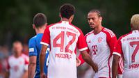 Selebrasi pemain Bayern Munchen, Jamal Musiala (kiri) dan Serge Gnabry, dalam pertandingan pramusim melawan FC Rottach-Egern, Rabu (19/7/2023). Gnarby menyumbang tiga gol dalam pertandingan melawan tim divisi kesembilan Liga Jerman tersebut. (Dok. Bayern Munchen)