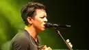 Ariel pun melantunkan single ‘Separuh Aku’, lagu yang sangat hits pasca band ini merubah nama dari Peterpan menjadi NOAH memang sangat easy listening dan mudah dinyanyikan. (Andy Masela/Bintang.com)