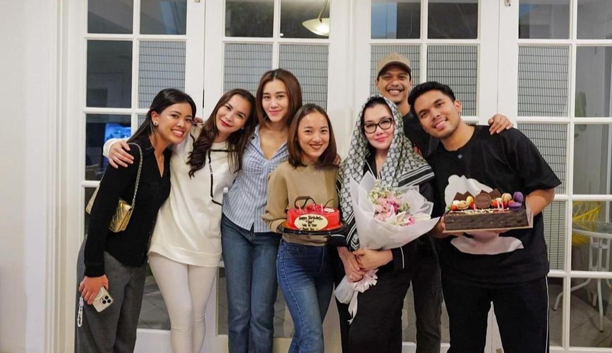 Reza Artamevia kemudian berdoa harapannya sebelum meniup lilin yang ada di atas kue ultah. Semua orang yang ikut memberikan kejutan pun sontak merekam momen tersebut dengan kamera ponsel masing-masing. Pelantun lagu 'Berharap Tak Berpisah' itu tak menyangka akan mendapat kejutan tersebut. (Liputan6.com/IG/@rezaartameviaofficial)