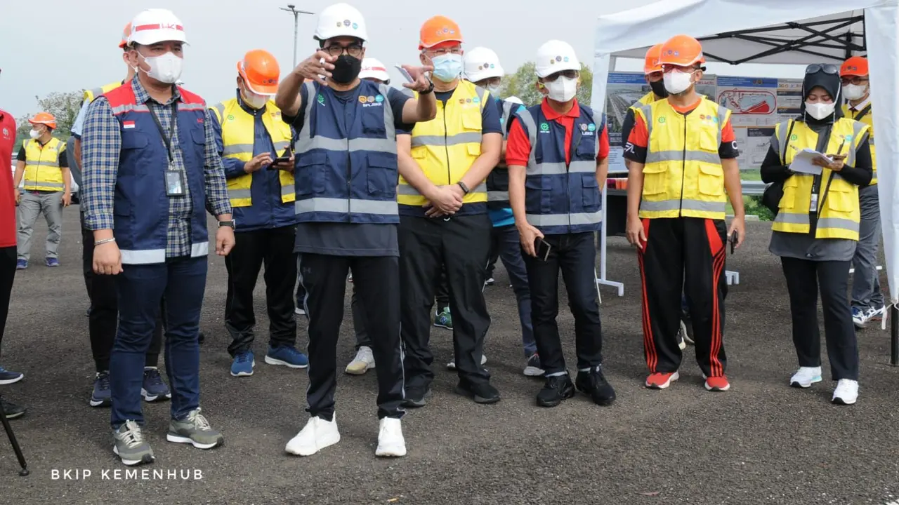  Menteri Perhubungan (Menhub) Budi Karya Sumadi meninjau Proving Ground Balai Pengujian Laik Jalan dan Sertifikasi Kendaraan Bermotor (BPLJSKB) di Bekasi, Jawa Barat, Sabtu (12/11/2022). (Dok Kemenhub)