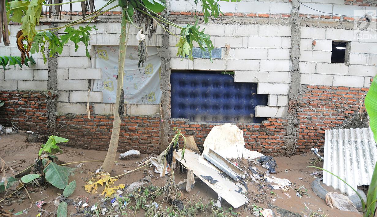 Penampakan tembok yang jebol akibat terjangan banjir yang melanda kawasan  Balekambang, Kramatjati, Jakarta Timur, Selasa (30/4/2019). Sejumlah rumah warga di RT 005/RW 005 Balekambang rusak diterjang banjir yang terjadi pada 27 April 2019 lalu. (Liputan6.com/Herman Zakharia)