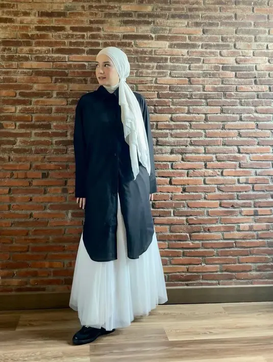 Model turban panjang jadi salah satu gaya hijab andalan Putri Anne. [Foto: @anneofficial1990]