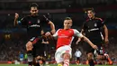 Gelandang Arsenal, Jack Wilshere (tengah), mencoba lolos dari kawalan pemain tengah Besiktas, Veli Kavlak (kiri), saat berlaga di ajang play-off Liga Champions di Stadion Emirates, London, (28/8/2014). (AFP PHOTO/Ben Stansall)