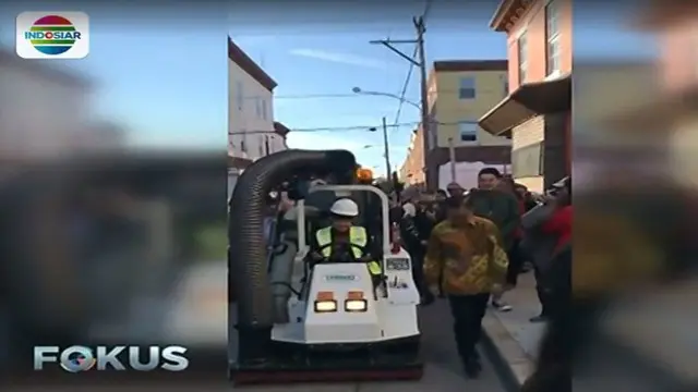 Aksi Wali Kota Risma Coba Mobil Penyapu Sampah di Amerika