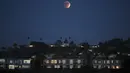 Fenomena alam Supermoon terlihat menghiasi langit di Solana Beach , California, Minggu (27/9). Gerhana Bulan Supermoon (Bulan merah darah), kembali menampakkan keindahannya setelah 18 tahun tidak terjadi. (REUTERS/Mike Blake)