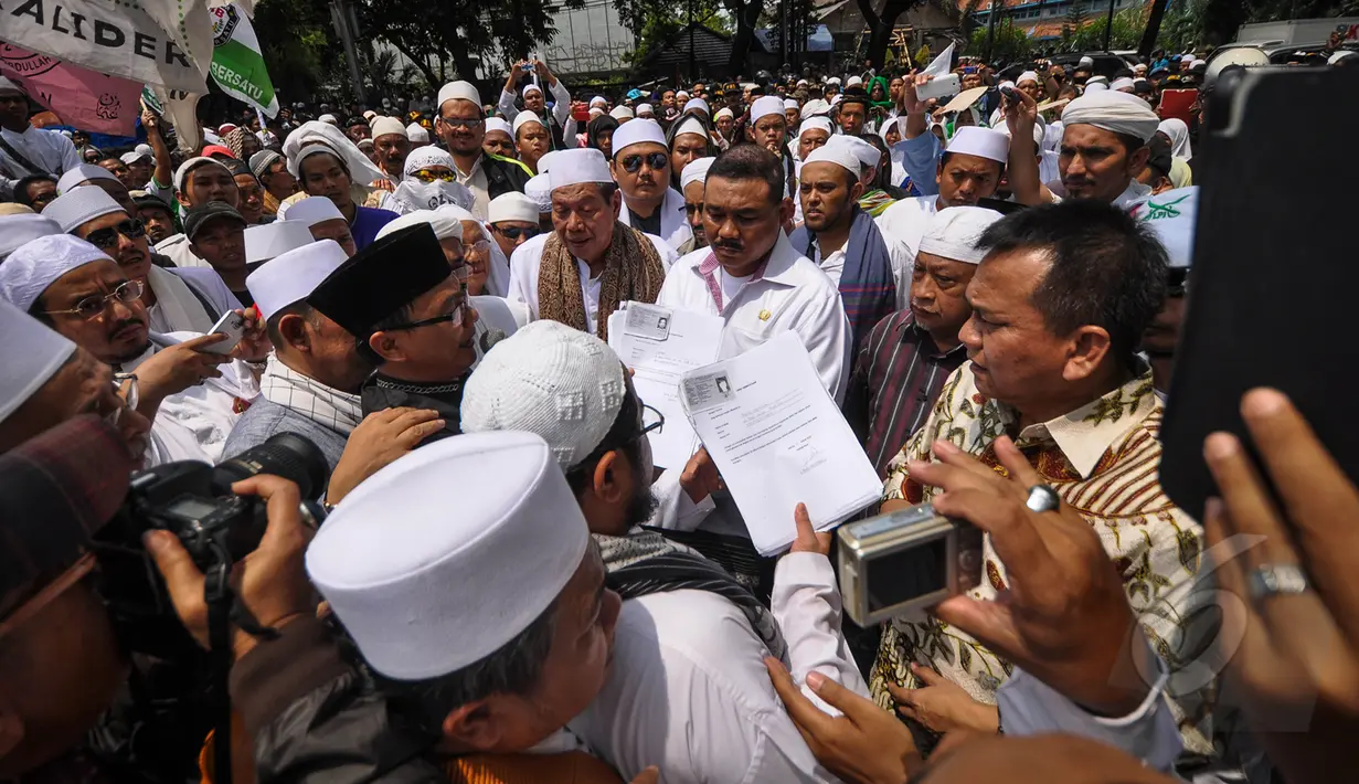 Massa saat melakukan aksi di depan Gedung DPRD DKI Jakarta, Selasa (24/3/2015). Dalam aksinya, mereka meneriakkan dukungan terhadap hak angket DPRD DKI Jakarta. (Liputan6.com/Faizal Fanani)