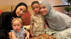 Nagita Slavina dan keluarga serta para karyawannya tengah berada di Tanah Suci untuk melaksanakan ibadah umrah. Sama-sama berada di Madinah, Nagita pun mengajak Rayyanza bertemu dengan Kamari yang sudah lebih dulu berada di sana. (Liputan6.com/IG/@raffinagita1717)