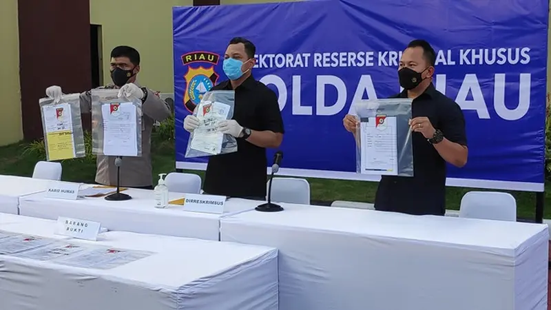 Polda Riau saat memperlihatkan barang bukti kejahatan perbankan di BJB Pekanbaru.