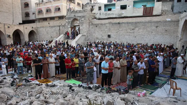Warga Palestina Tetap Khusyuk Laksanakan Salat Idul Adha