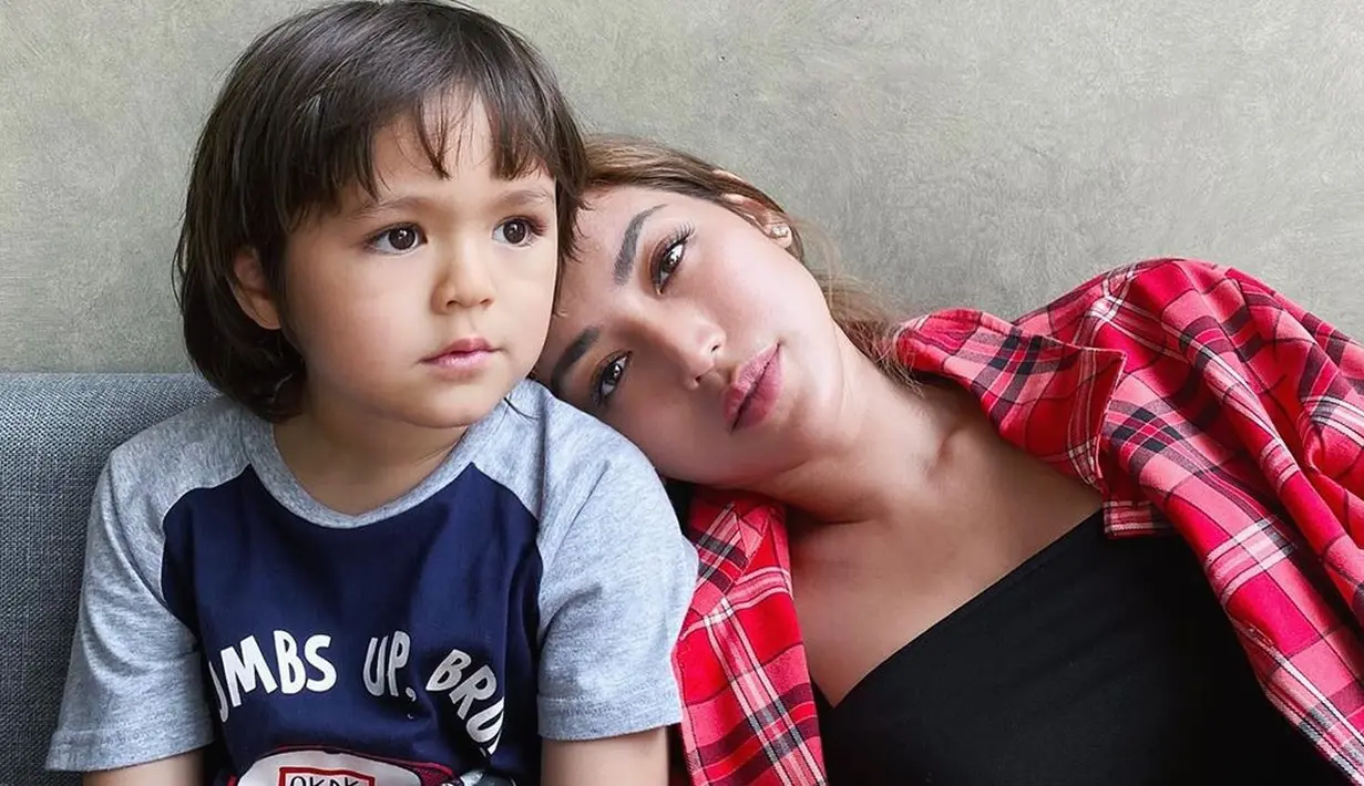 "Dia nggak tahu sih, karena aku enggak bilang kalau aku bilang takut dia sedih. Tapi aku rasa dia tahu, dia pinter dan dia mengerti. Dia tanya kenapa mama bolak balik ke dokter terus," ungkap Jessica. (Instagram/inijedar)