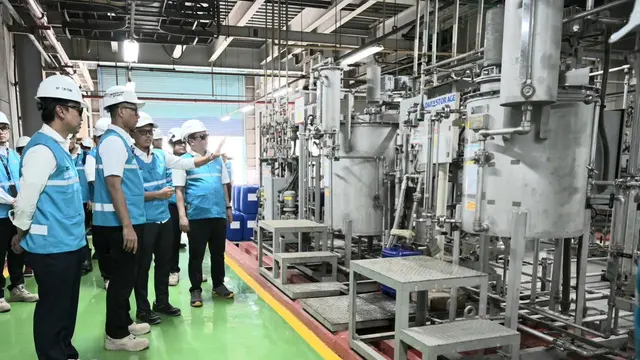 Direktur Utama PLN, Darmawan Prasodjo saat meninjau area chemical pump di Pembangkit Listrik Tenaga Gas dan Uap (PLTGU) Cilegon, Senin, 16 Maret 2026. (Foto: PLN)