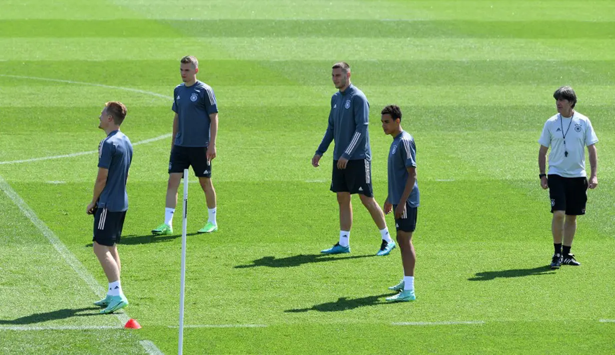 (kiri-kanan) Pemain Jerman Marcel Halstenberg, Matthias Ginter, Niklas Suele, Jamal Musiala dan pelatih Joachim Loew ambil bagian dalam sesi latihan MD-1 di Herzogenaurach, Jerman, Senin (28/6/2021). Jerman akan melawan Inggris pada babak 16 besar Euro 2020. (Christof STACHE/AFP)