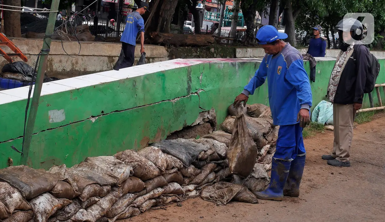 Petugas Dinas Sumber Daya Air melakukan perbaikan turap Kali Baru, Jakarta, Selasa (16/11/2021). Perbaikan turap sebagai antisipasi meluapnya aliran air yang menyebabkan banjir di kawasan tersebut. (Liputan6.com/Johan Tallo)