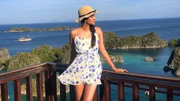 Namun, wanita kelahiran Belgia ini beberapa kali terlihat begitu menawan saat menggunakan simple dress. Dirinya pun memilih menggunakan simple dress saat tengah berlibur, baik di luar negeri ataupun destinasi wisata alam di Indonesia. (Liputan6.com/IG/@aurelie)