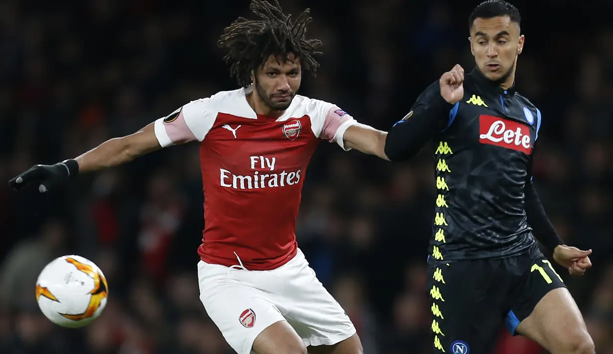 Striker Arsenal, Alex Iwobi berebut bola dengan gelandang Napoli, Adam Ounas pada leg pertama perempat final Liga Eropa di Stadion Emirates, Kamis (11/4). Arsenal mendekatkan diri ke semifinal setelah berhasil mengalahkan Napoli 2-0. (Ian KINGTON / IKIMAG