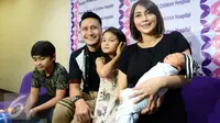 Arie K. Untung dan Fenita Arie menggelar konfrensi pers terkait kelahiran anak ketiga mereka yang berjenis kelamin laki-laki. (Foto: Fachrur Rozie/Liputan6.com)