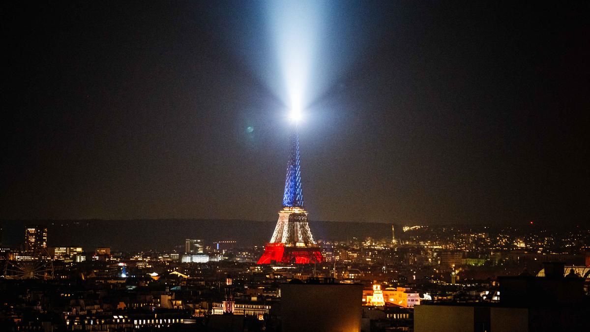 Peringati Satu Dekade Tragedi Berdarah, Cahaya Warna Bendera Prancis Terangi Menara Eiffel