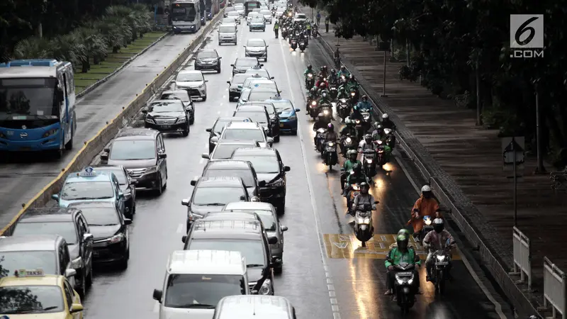 Polisi Tilang Pengendara Yang Melanggar Aturan Jalur Khusus Sepeda Motor