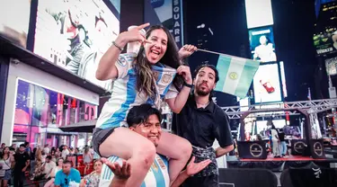 Para pendukung tim Albiceleste berkumpul di Times Square, New York City usai pertandingan semifinal Copa America 2024 antara Argentina dan Kanada pada 9 Juli 2024. (Kena Betancur/AFP)