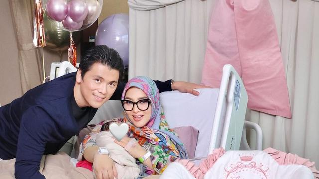 6 Gaya Mahal Syahrini Momong Princess R, Serba Hermes dari Selimut Rp19 Juta hingga Tas Rp700 Juta-an