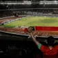 Seorang suporter memberikan dukungan saat laga persahabatan antara Timnas Indonesia melawan Islandia di Stadion Utama Gelora Bung Karno, Jakarta, Minggu (14/1/2018). Timnas Indonesia kalah 1-4 dari Islandia. (Bola.com/M Iqbal Ichsan)