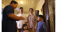 Prabowo tiba di Solo disambut kedua anak Gibran Rakabuming, Jan Ethes dan La Lembah Manah. (Foto: Dok. Instagram @prabowo)