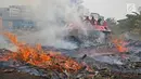 Tank MT-LBu-GPM-10 melakukan pemadaman api saat diuji coba di kawasan Cakung, Jakarta, Rabu (24/7/2019. Tank tersebut mampu dioperasikan di lokasi yang mudah maupun sulit dijangkau. (Liputan6.com/Herman Zakharia)