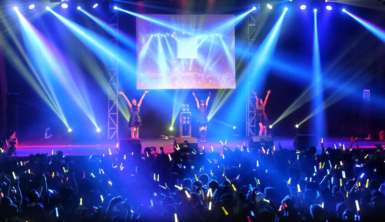 Sesuai dengan jadwal, konser dimulai pukul 19.00 WIB. Vinny dan kawan menampilkan aksi enerjiknya hingga konser berakhir. Sama seperti temanya, tidak memberikan kendor kepada penggemarnya. (Foto: Adrian Putra/Bintang.com)