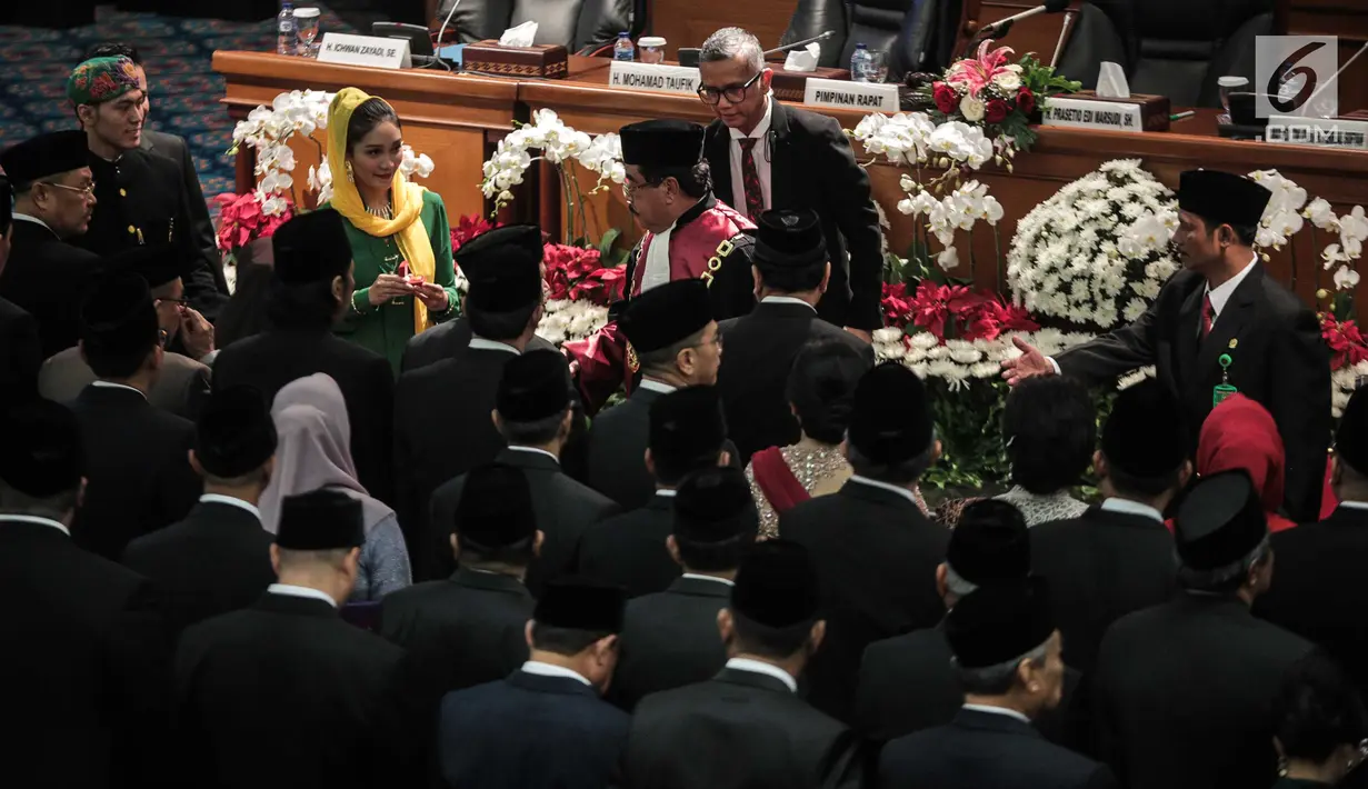 Ketua Pengadilan Tinggi DKI Jakarta Syahrial Sidik bersiap memimpin sumpah bagi anggota DPRD DKI Jakarta yang terpilih dalam Pemilu 2019 di Gedung DPRD DKI Jakarta, Senin (26/8/2019). Sebanyak 106 anggota DPRD DKI Jakarta 2019-2024 resmi dilantik hari ini. (Liputan6.com/Faizal Fanani)