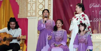 Moment ramadan selalu dimanfaatkan untuk bersama dengan keluarganya. Begitu juga dengan Ussy Sulistyawati yang memanfaatkan bulan puasa lebih banyak bersama dengan anak-anaknya. (Deki Prayoga/Bintang.com)