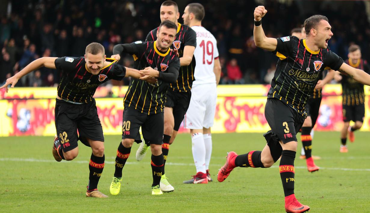 Striker Benevento, George Puscas, merayakan gol yang dicetaknya ke gawang AC Milan pada laga Serie A Italia di Stadion Ciro Vigorito, Benevento, Minggu (3/12/2017). Kedua klub bermain imbang 2-2. (AFP/Carlo Hermann)